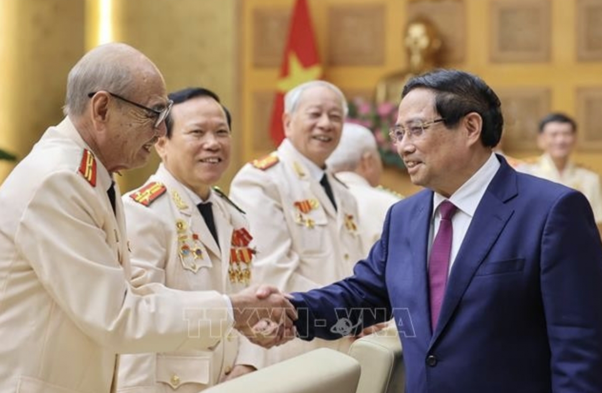 PM Chinh receives public security officers dispatched to southern battlefield